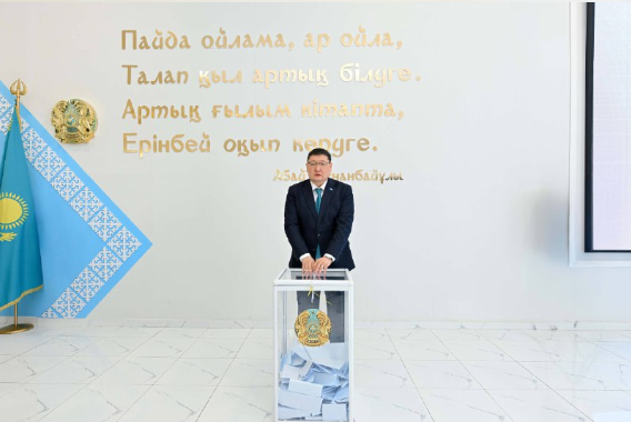 Абай облысы әкімі референдумда дауыс берді